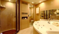 Benetti Tradition 105 VIP bathroom 